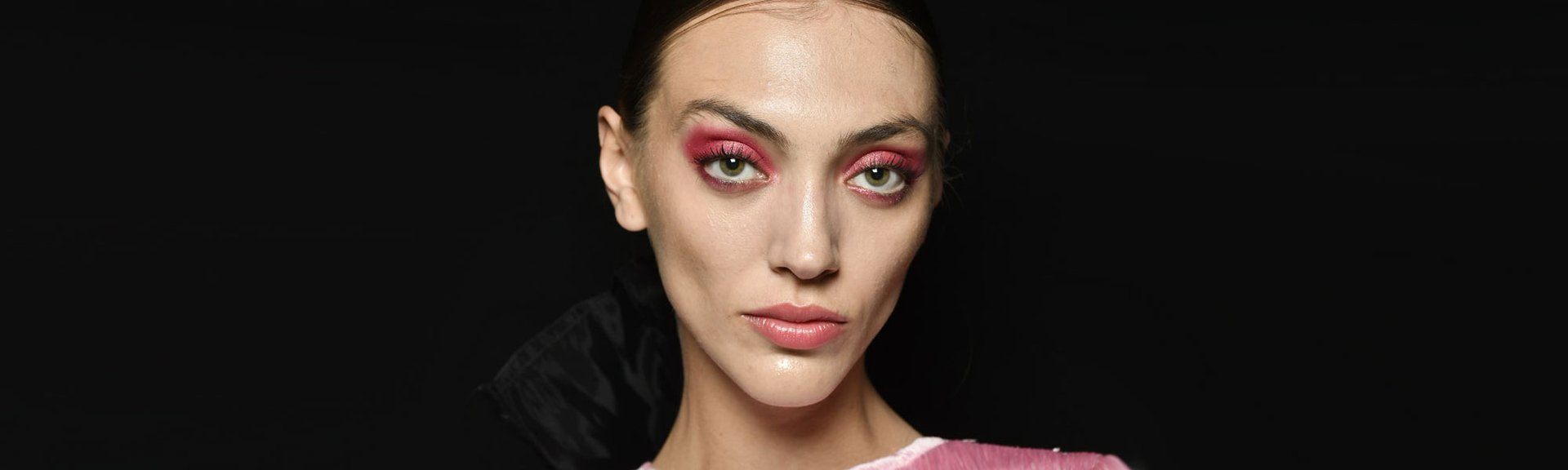 Clava tus maquillajes de Navidad con los productos de maquillaje de L’Oréal Paris. Para recrear los párpados de la imagen solo necesitarás la paleta de sombras Emotions of Nu y nada más.